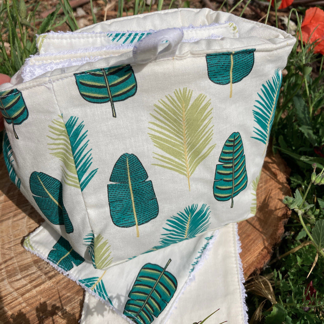 semainier de lingettes vert feuilles dans panière matelassée en coton