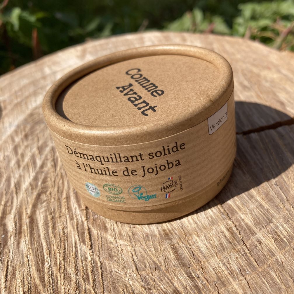 démaquillant dans packaging en carton