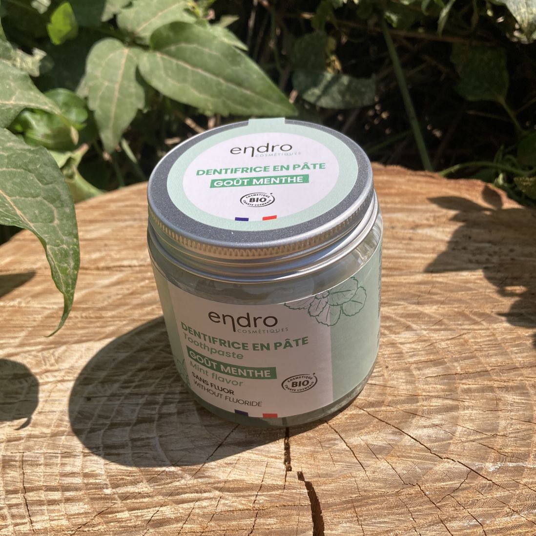dentifrice naturel sans fluor dans un po en verre