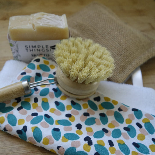Zoom sur les accessoires du coffret vaisselle pour une cuisine zéro déchet