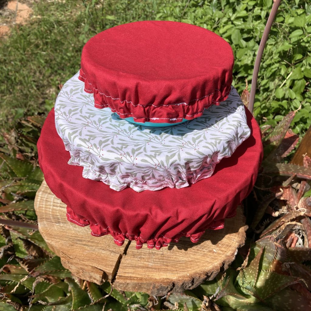 lot de 3 charlottes en coton rouge et blanc sur souche d'arbre
