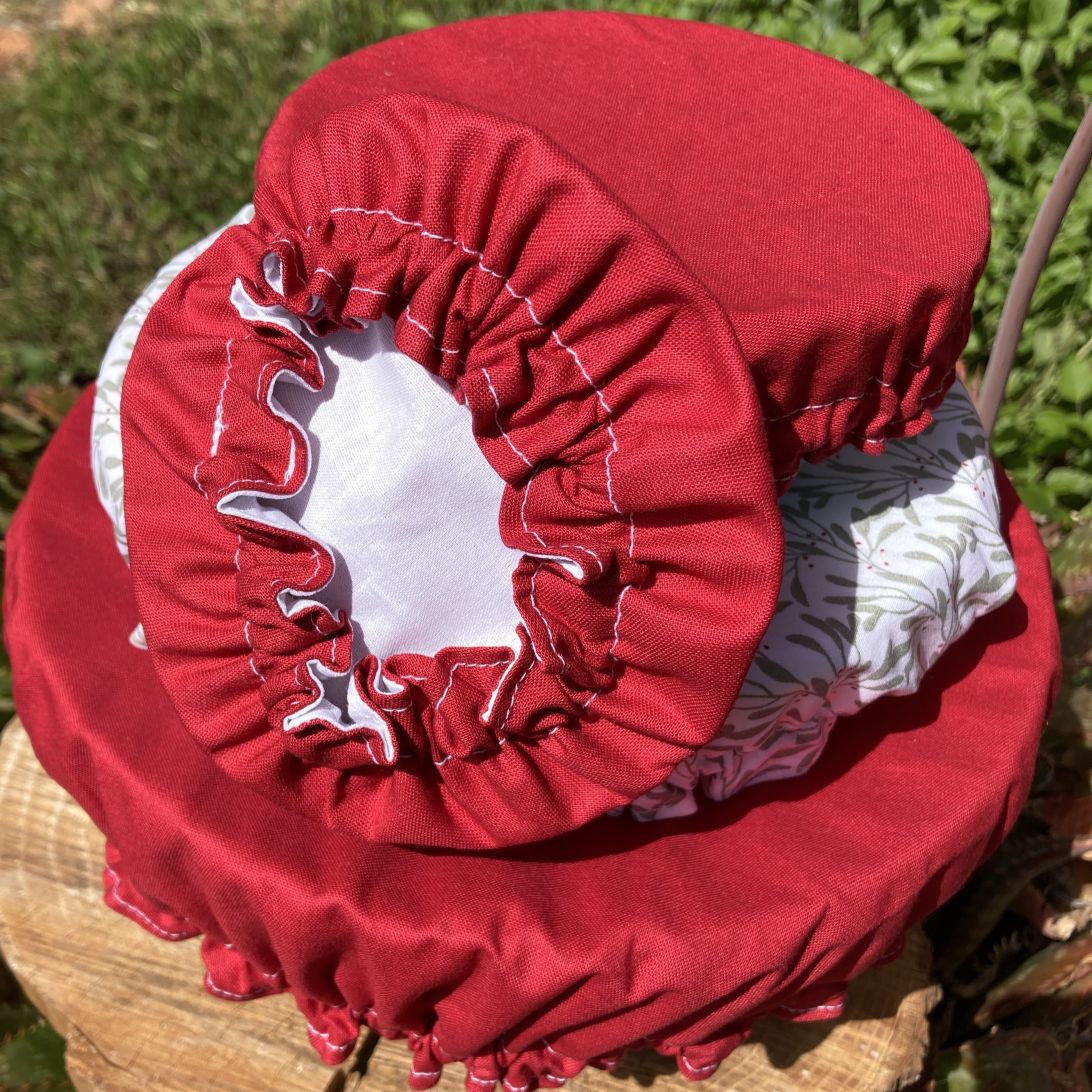 détail du couvre-plat en tissu rouge doublé en coton
