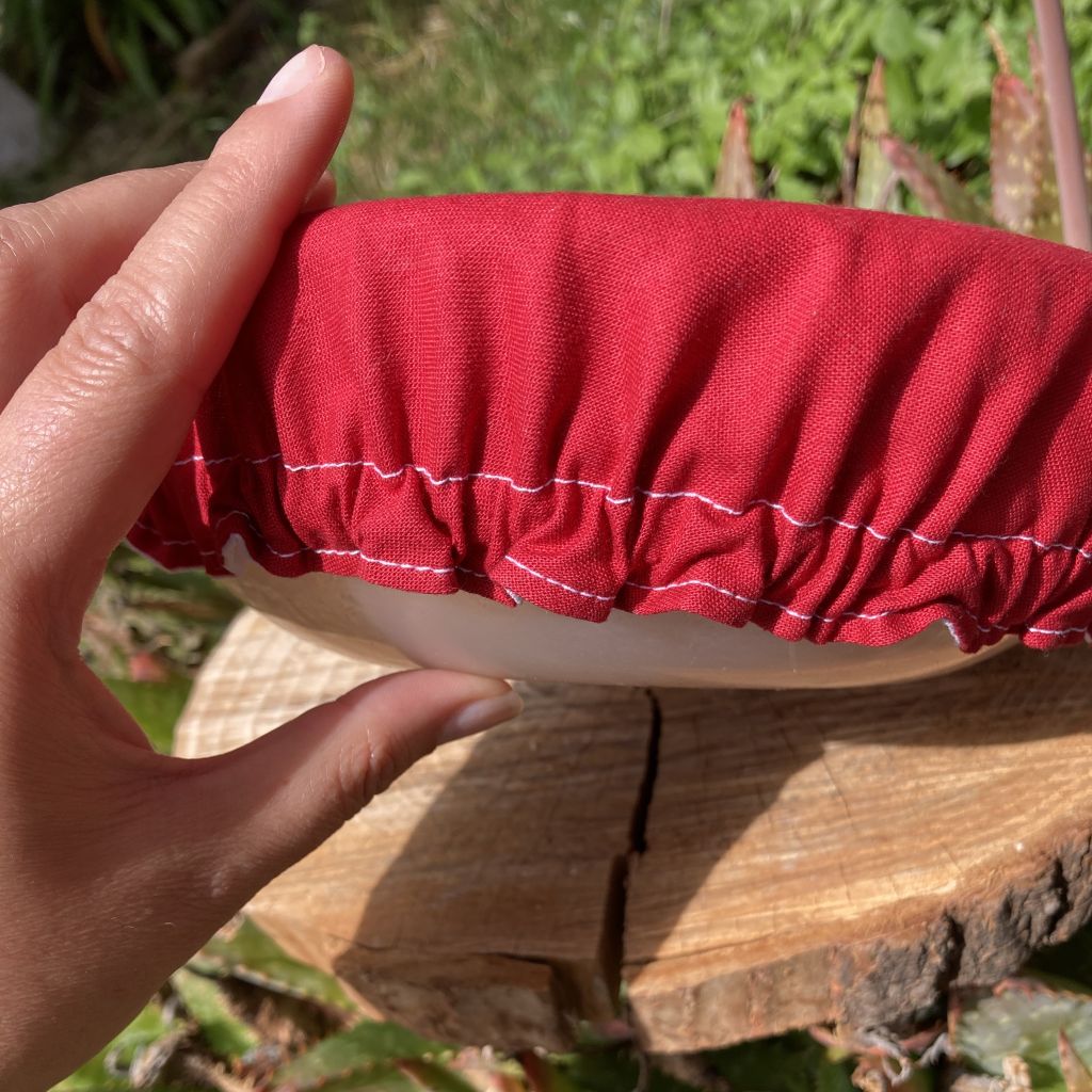 détail élastique de la charlotte rouge réutilisable en coton