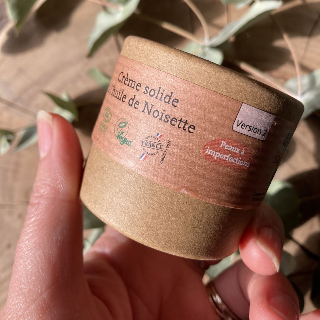 format de la crème solide bio de comme avant dans la main