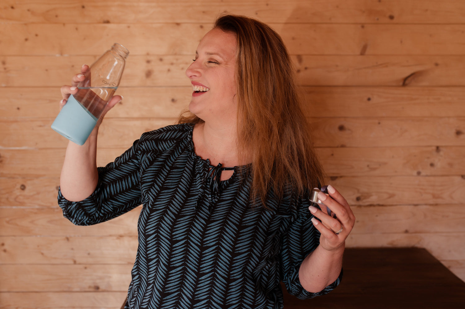 Boutique écologique Ecodelo : portrait de sa fondatrice, Elodie Dailly, avec une gourde en verre