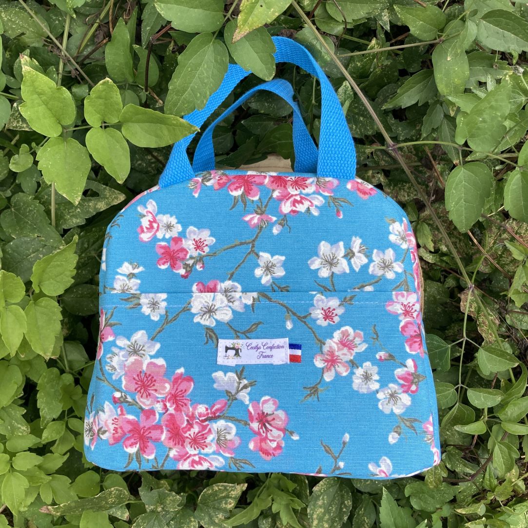 sac dejeuner bleu fleuri de face avec poignée