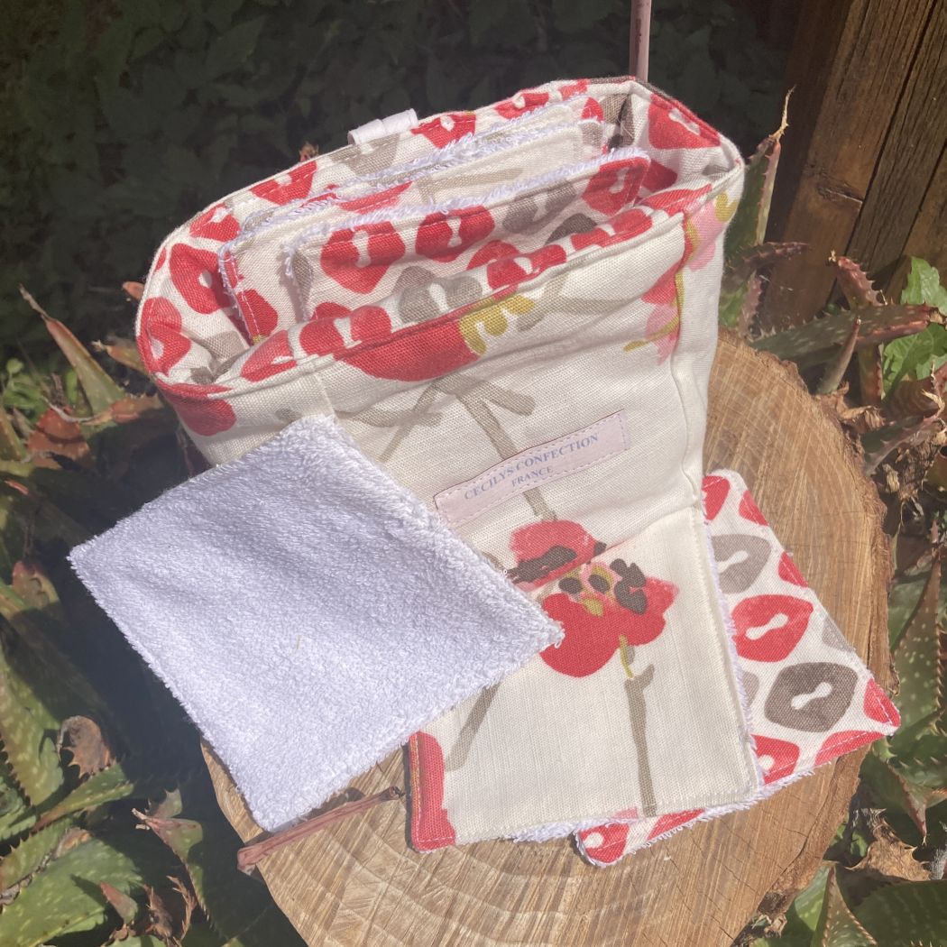 panière matelassée rouge et blanche en coton avec ses carrés démaquillants réutilisables