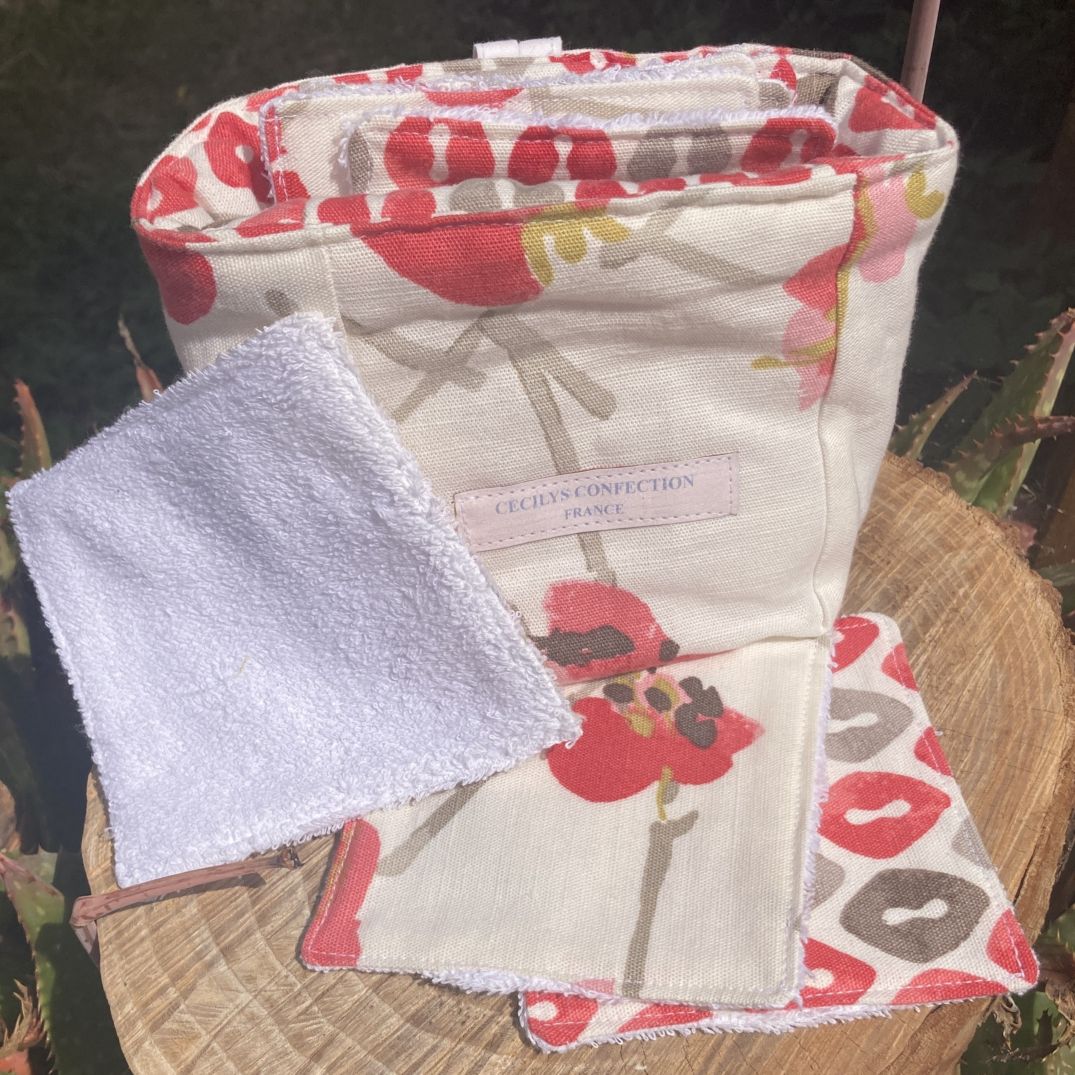 panière matelassée rouge et blanche en coton avec ses carrés démaquillants réutilisables