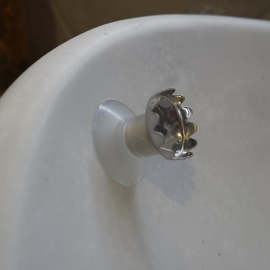 Porte-savon aimanté avec ventouse fixé au lavabo