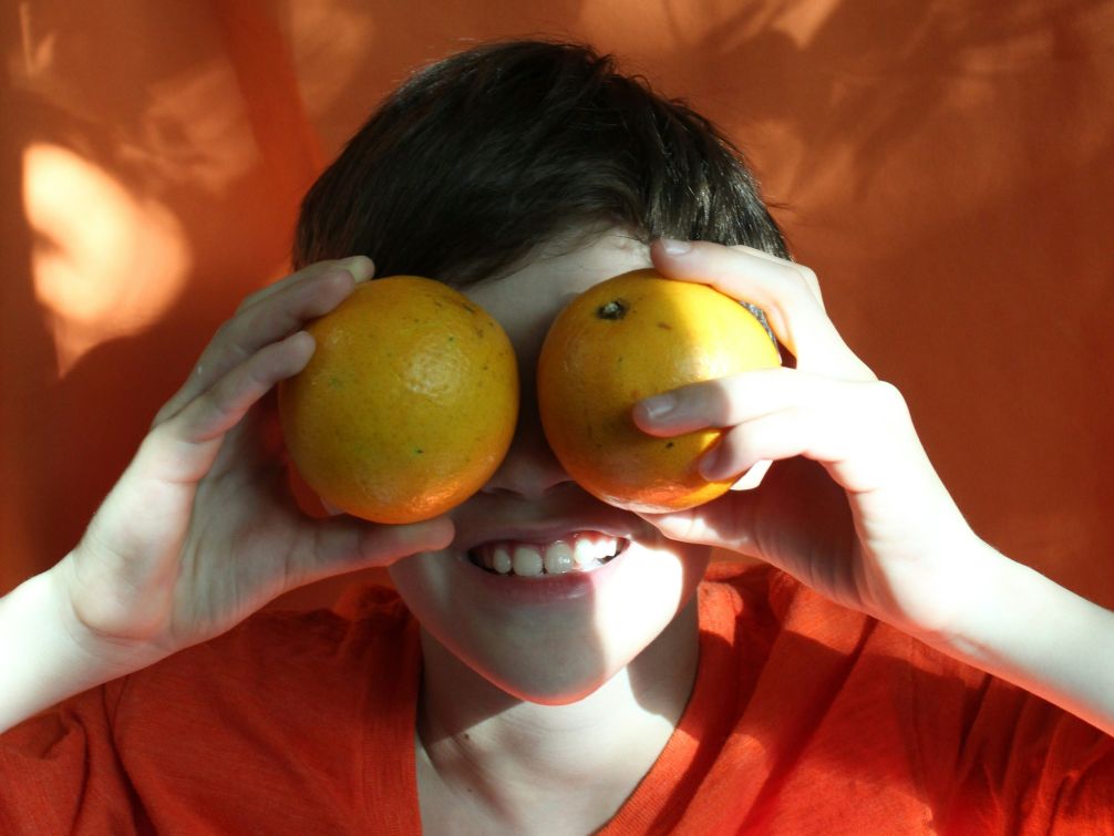 orange devant les yeux d'un enfant