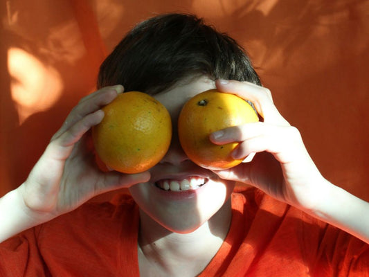 orange devant les yeux d'un enfant