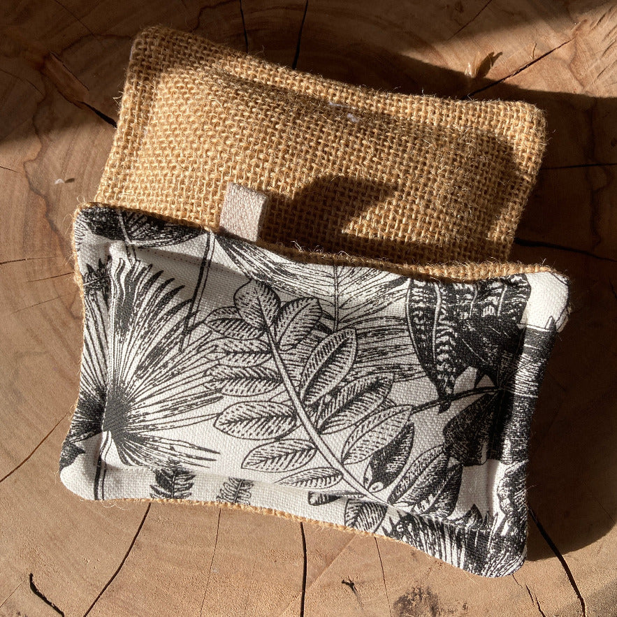 Éponge lavable et réutilisable en toile de jute : face douce motif jungle et face grattoir