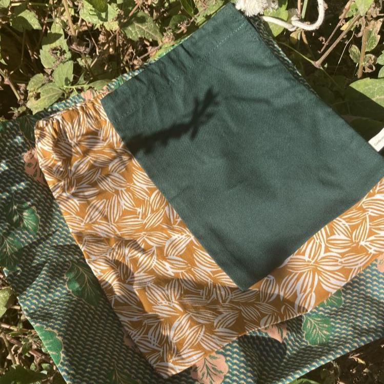 détail de 3 sacs en tissus vert et jaune