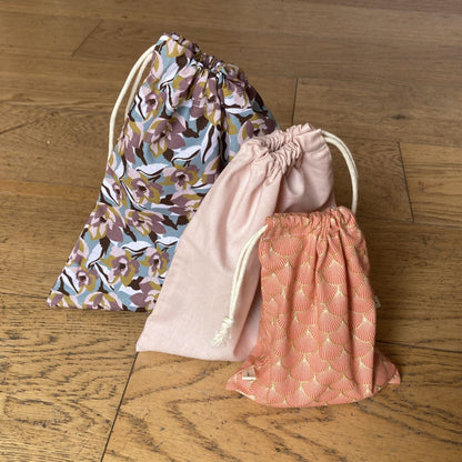 Sac à vrac en tissu : 3 sacs en coton bio à motifs clairs fermés par des cordons