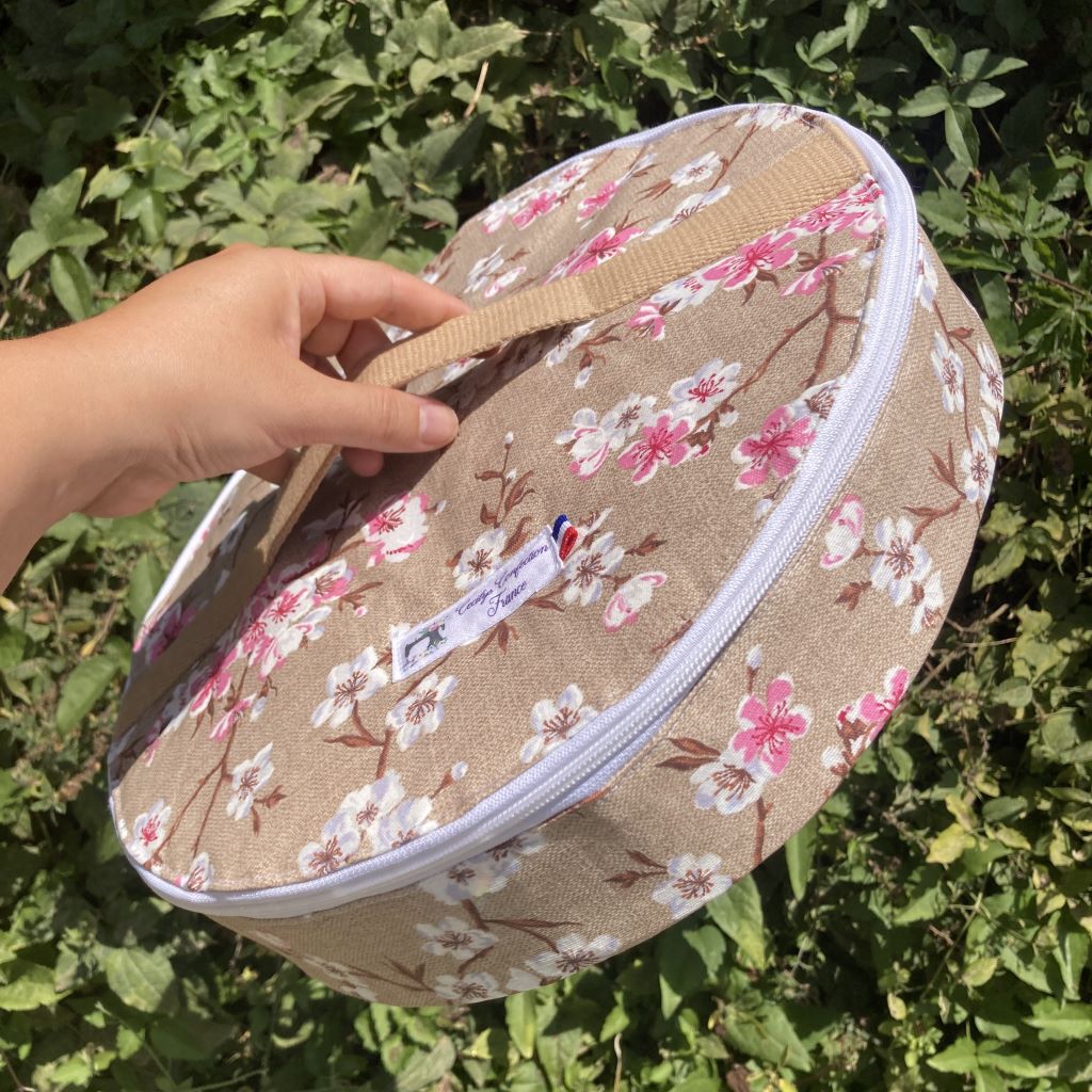 Sac à tarte beige à fleurs avec une fermeture zip et une poignée pratique