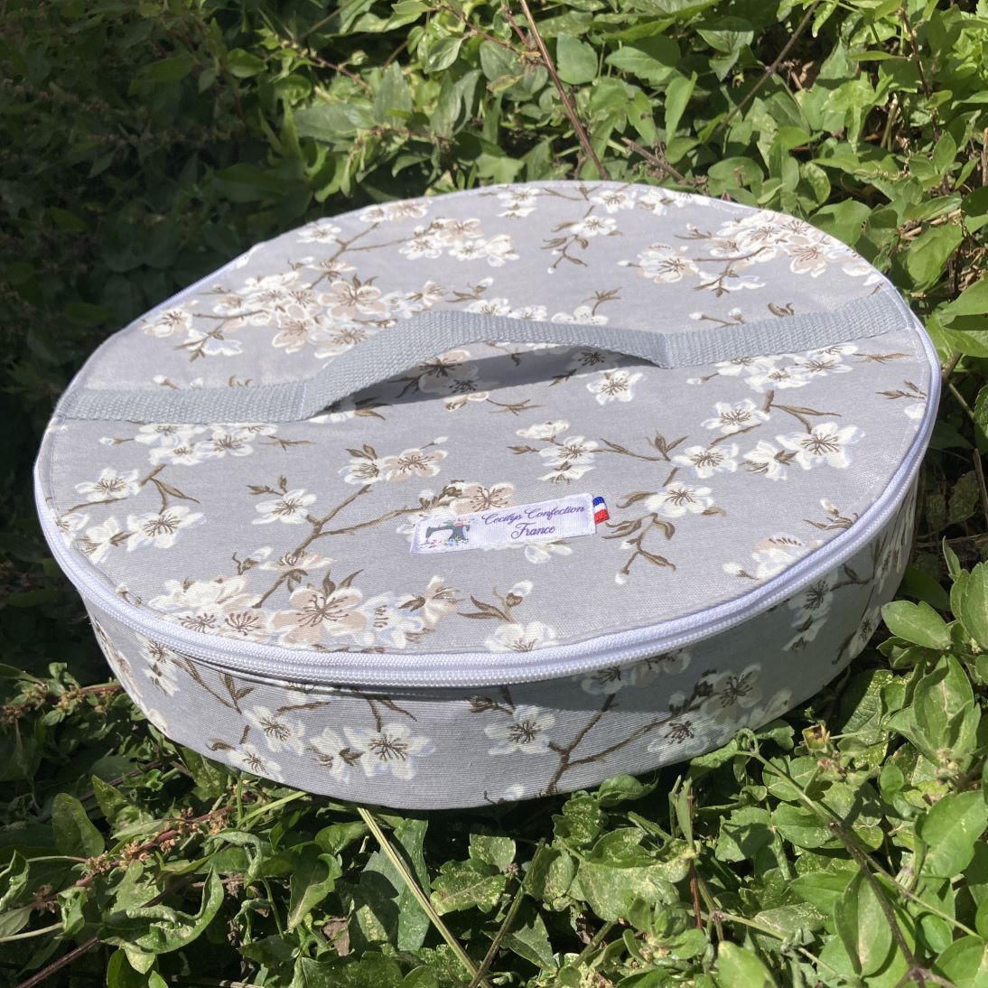 Porte tarte isotherme gris avec fleurs de cerisier