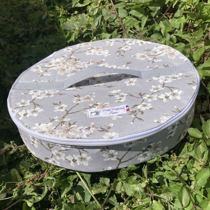 Porte tarte isotherme gris avec fleurs de cerisier