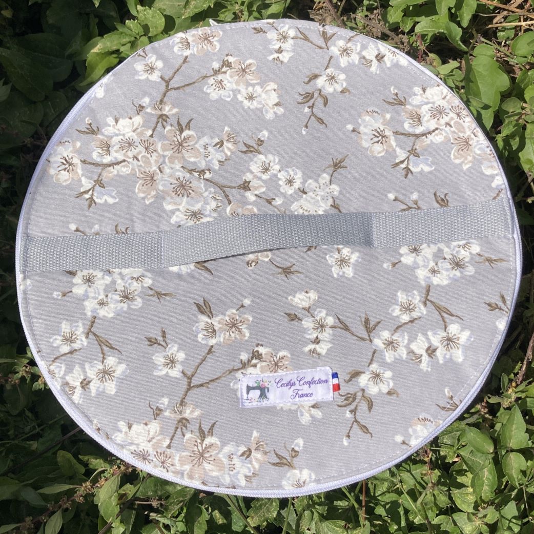 Porte tarte isotherme gris avec fleurs de cerisier