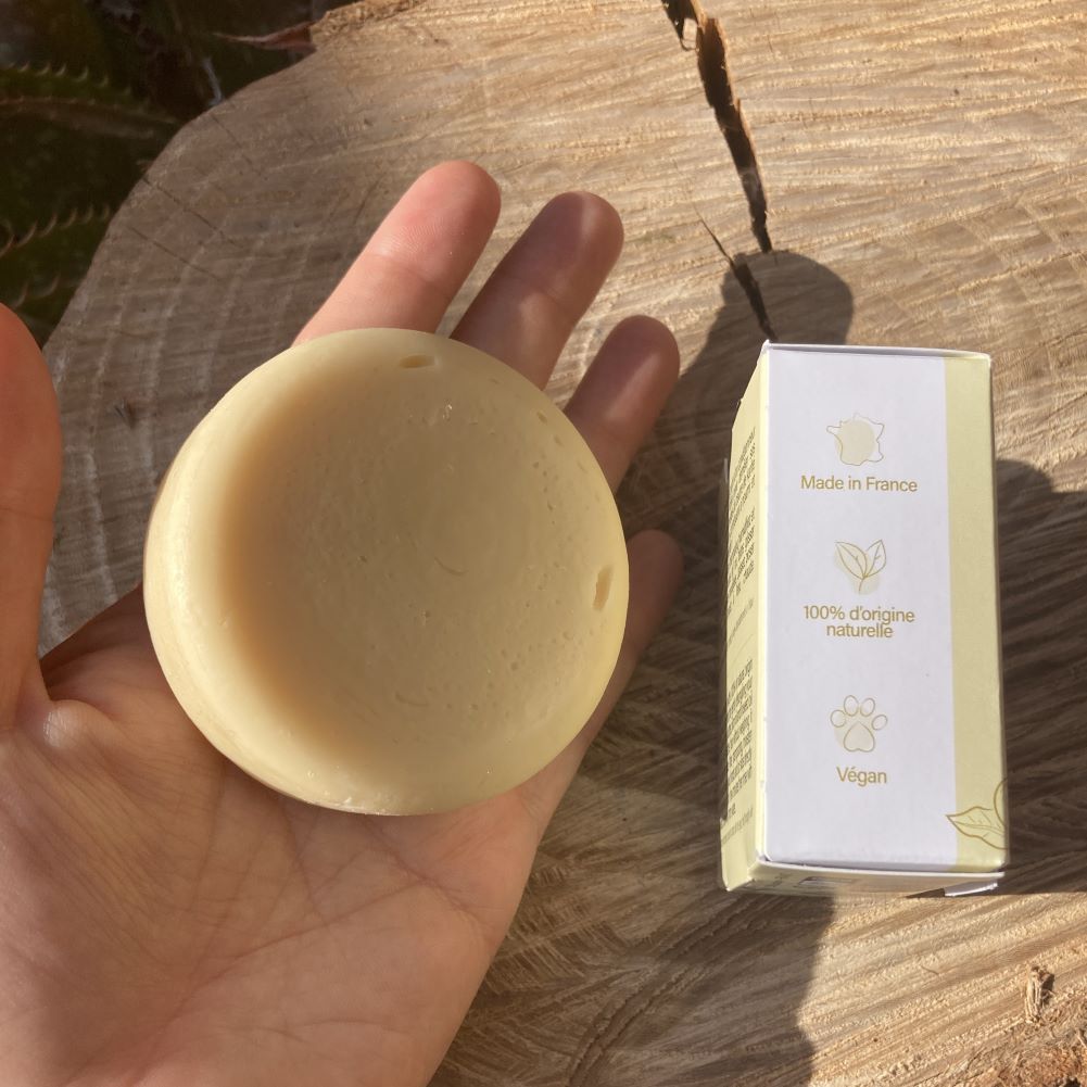 main avec après-shampoing savon