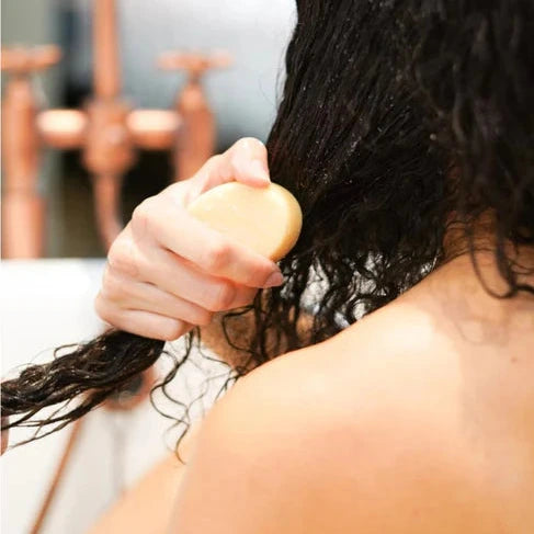 mode d'emploi de l'après shampoing solide sur cheveux humides