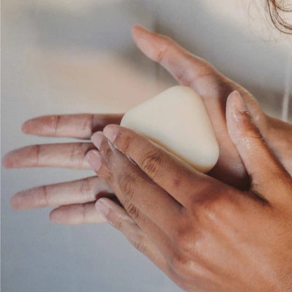 crème solide boucles dans mains