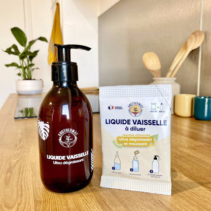 sachet de liquide vaisselle en poudre et flacon pompe