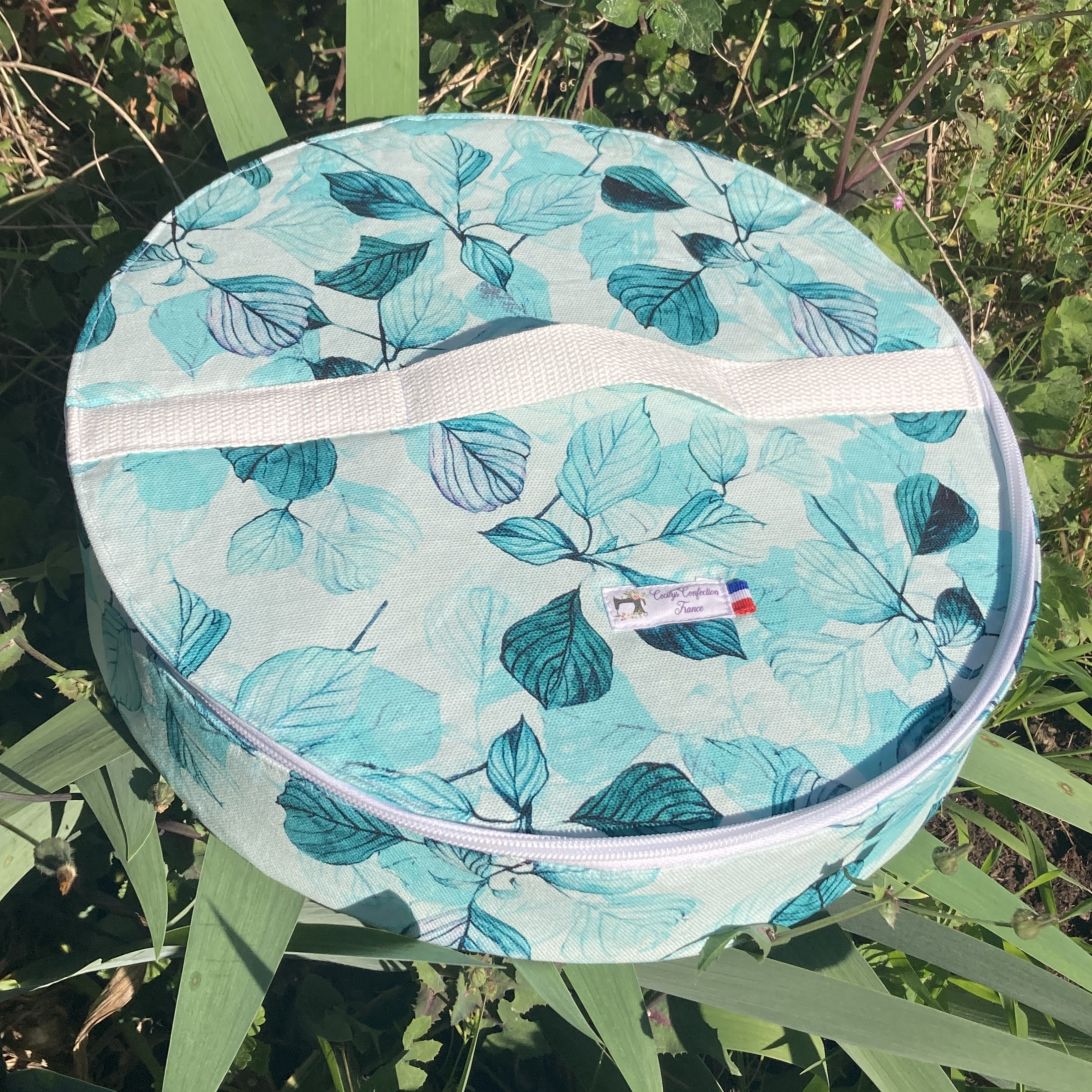 sac bleu ciel avec feuilles