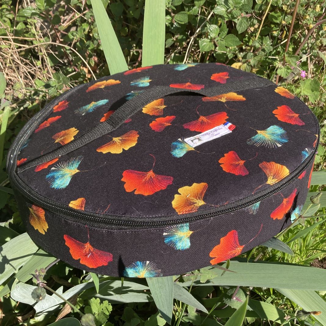 sac isotherme à tarte noir avec feuilles