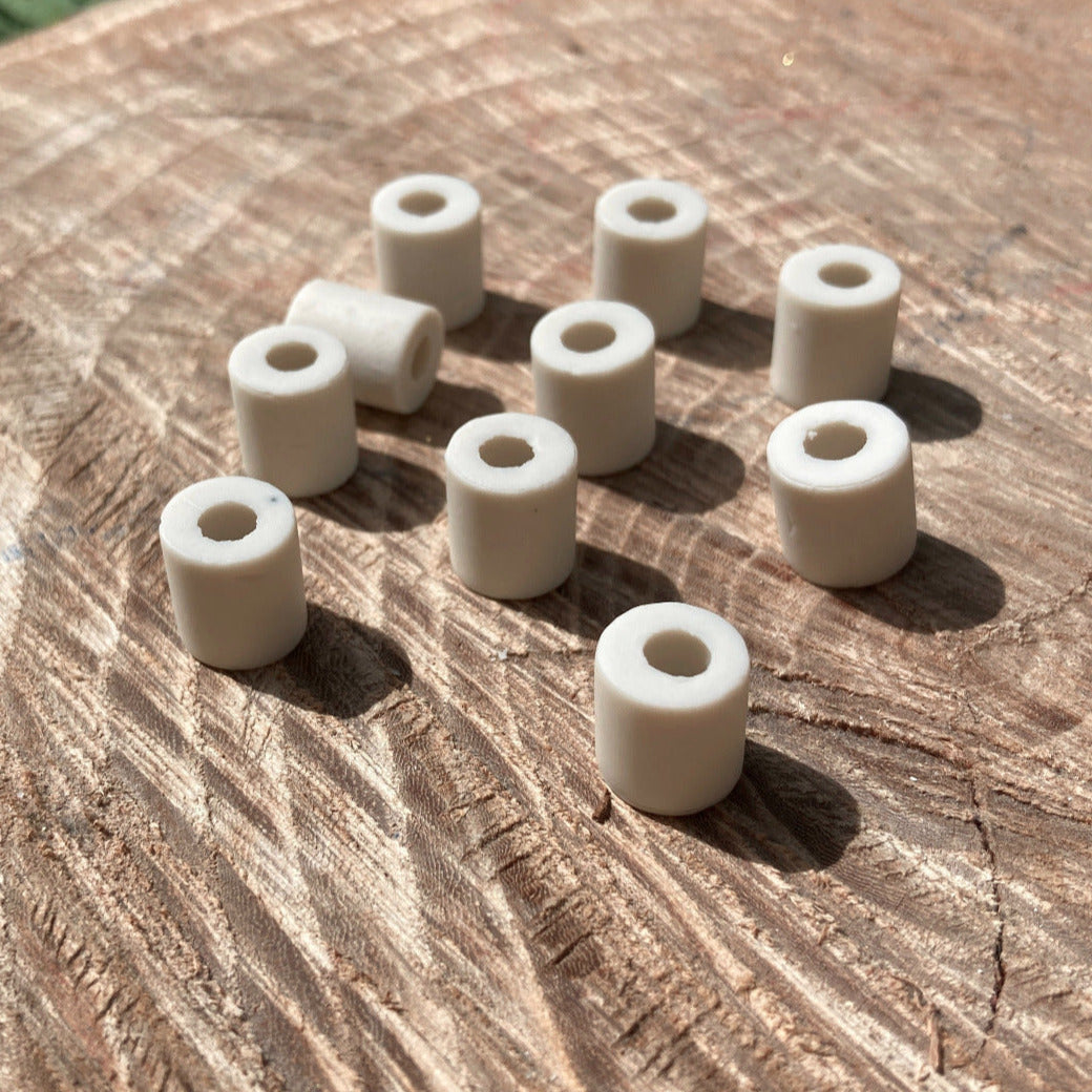 Perle de céramique pour purifier l'eau : 10 billes désinfectantes sur une souche d'arbre